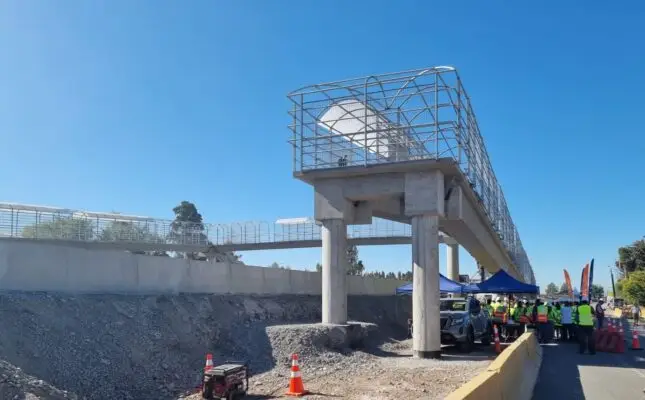 Un 90% de avance presenta construcción de pasarela en sector Vista Hermosa de Curicó