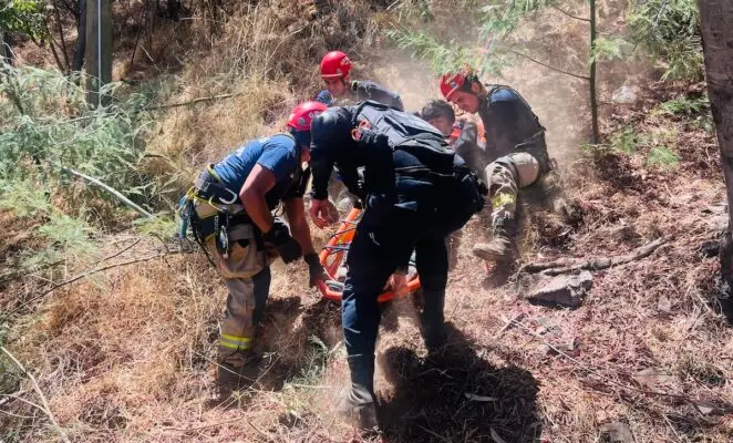 Rescate en Cerro Condell: Hombre sobrevive tres días tras caer por ladera y bomberos son atacados por avispas