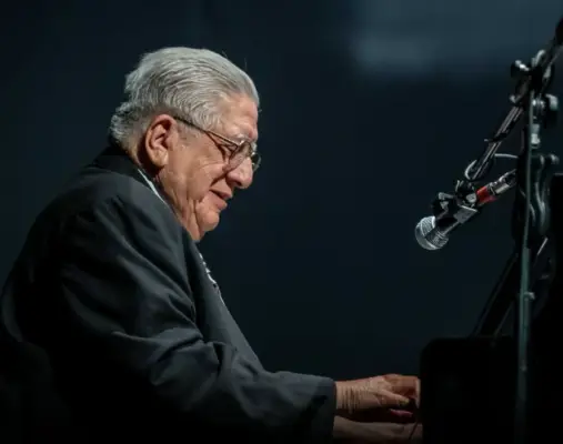 Maestro Valentín Trujillo dio magistral concierto en el Teatro Provincial de Curicó