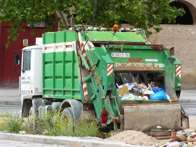Camiones recolectores estarían derramando líquidos percolados por las calles de Curicó