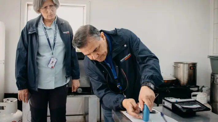 Intoxicación masiva en carpa municipal de Talca en Iloca: Seremi de Salud decreta prohibición de funcionamiento