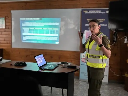 Generala de Carabineros expone proyecto de retén móvil a vecinos del sector nororiente de Curicó