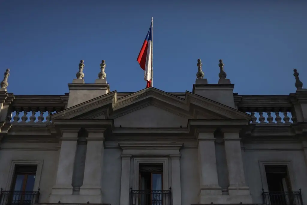 55% tiene decidido o podría votar por Matthei y un 50% lo haría por Bachelet, según encuesta