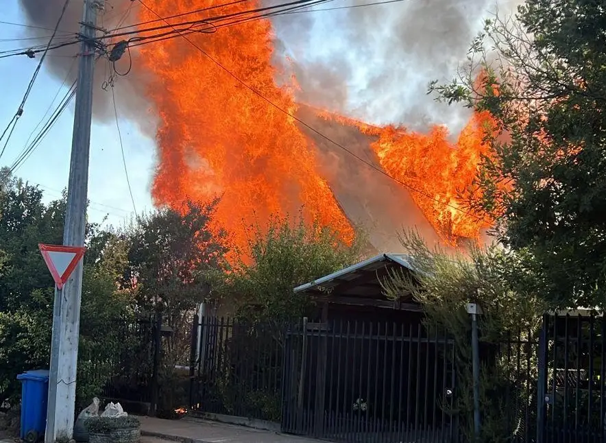 Incendio destruyó vivienda y dejó cinco damnificados en Sagrada Familia