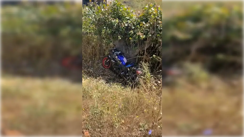 Dos lesionados deja violenta colisión entre camioneta y motocicleta en sector Huapi de Licantén