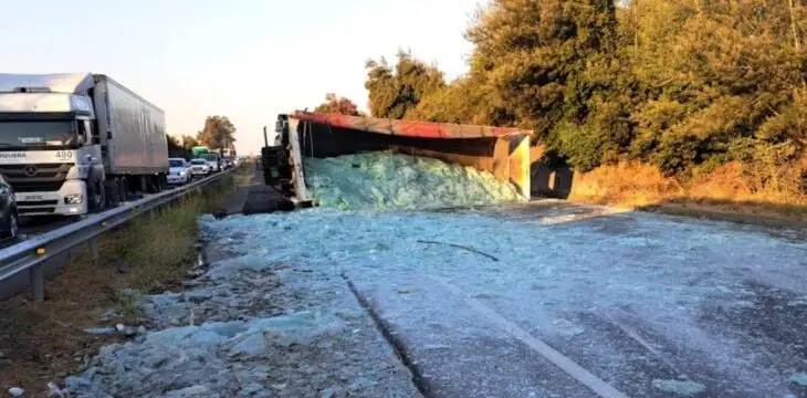 Dos fallecidos tras colisión entre motocicleta y camión en Ruta 5 Sur, sector Camarico