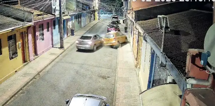 ¡Imprudencia al volante! Jóvenes sin documentos chocan auto estacionado en Curicó y generan indignación entre vecinos