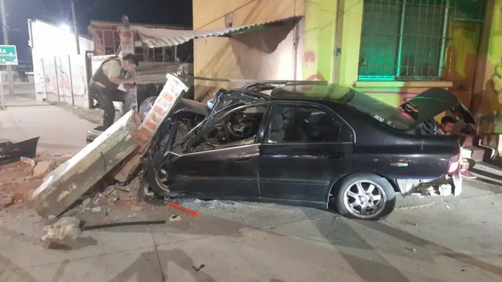 Violento choque contra vivienda deja dos lesionados en Curicó