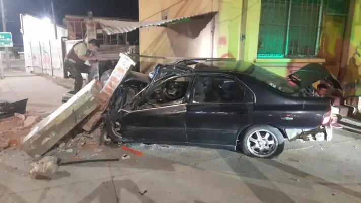 Violento choque contra vivienda deja dos lesionados en Curicó