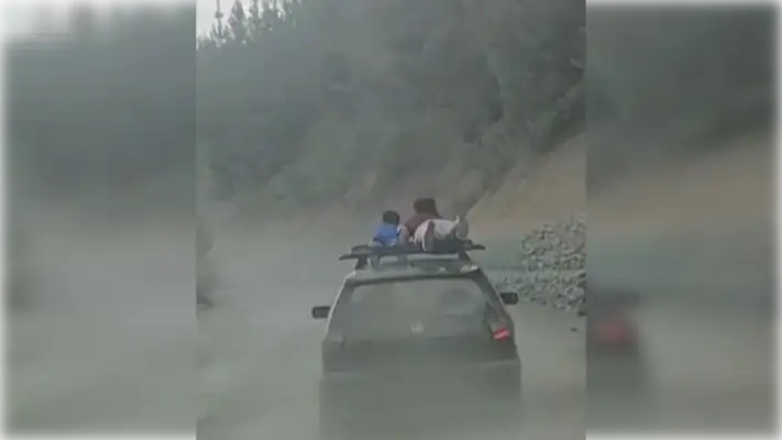 Irresponsable conductor trasladaba a niños en techo del auto en Linares
