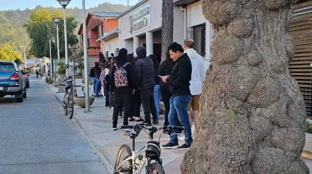 ¡Furor por Axé Bahía! Fanáticos madrugan para conseguir entradas al Festival "Una Voz para Licantén"