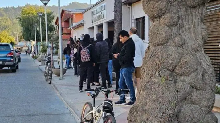 ¡Furor por Axé Bahía! Fanáticos madrugan para conseguir entradas al Festival "Una Voz para Licantén"