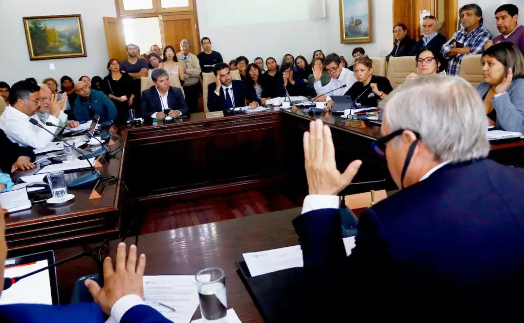 Concejo Municipal de Curicó deroga reglamento de incentivo profesional en medio de denuncias de irregularidades