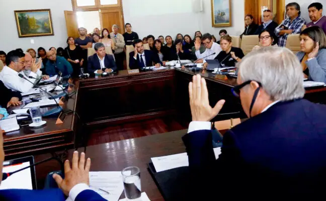 Concejo Municipal de Curicó deroga reglamento de incentivo profesional en medio de denuncias de irregularidades