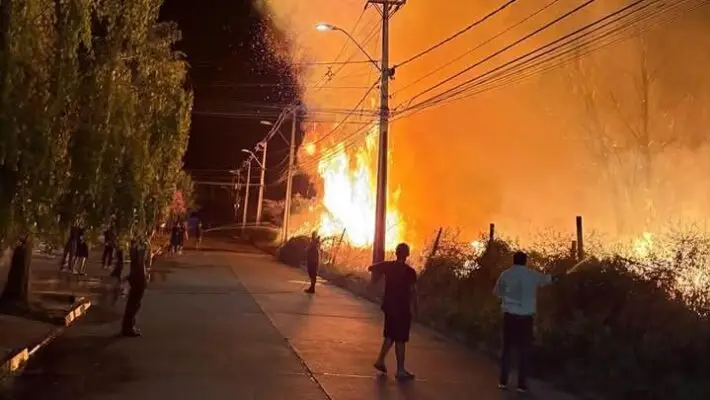 Incendio de pastizales amenazó viviendas en Villa Nueva Galiea de Curicó