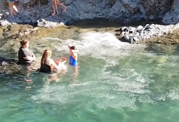 Indignación en Radal Siete Tazas: Turistas lavan su cabello con shampoo en pozones naturales
