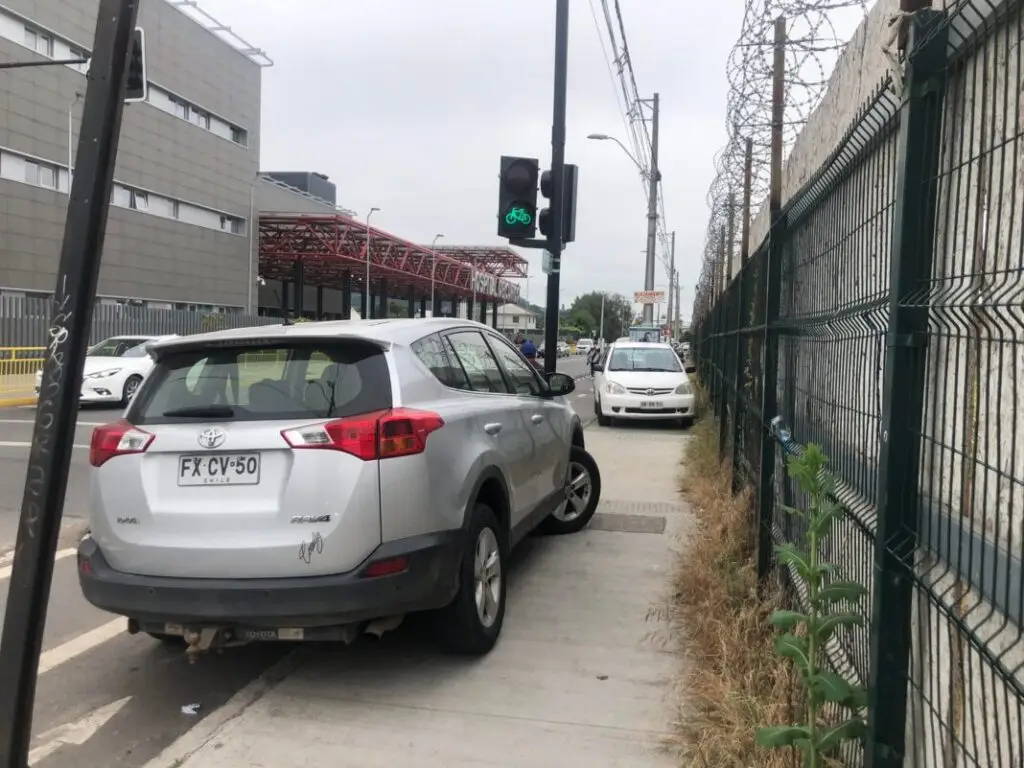 Dirigente vecinal llama a terminar con estacionamientos clandestinos cerca del Hospital de Curicó