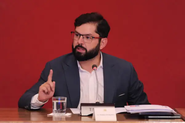 Boric descarta "quiebre" con Cariola pero remarca que "yo no me refiero así a mis aliados"
