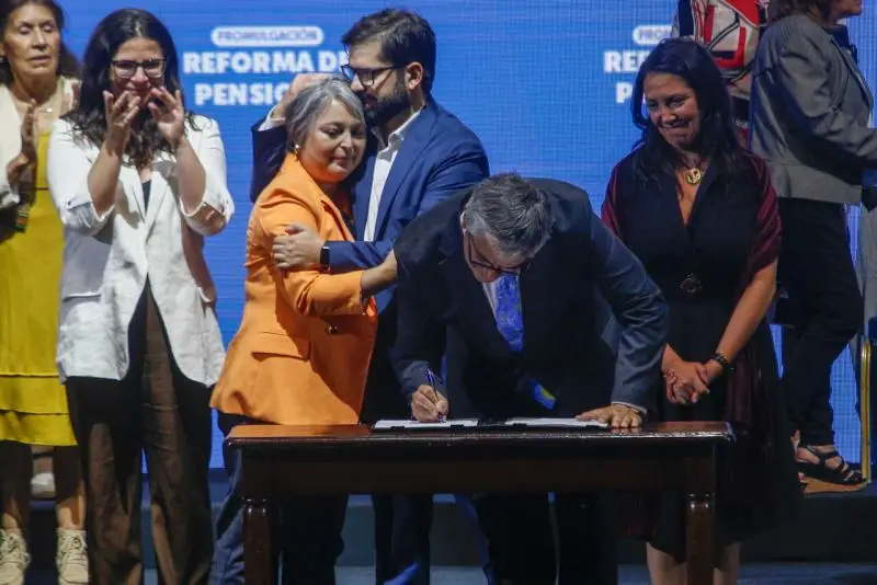 Presidente Gabriel Boric promulgó la nueva reforma a las pensiones