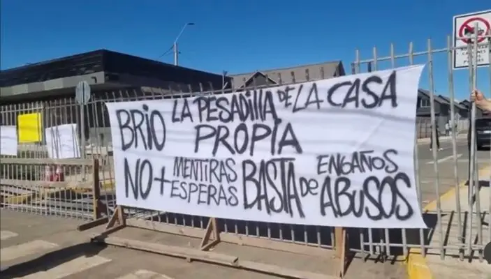 Vecinos protestan por retraso en la entrega de sus viviendas en Molina