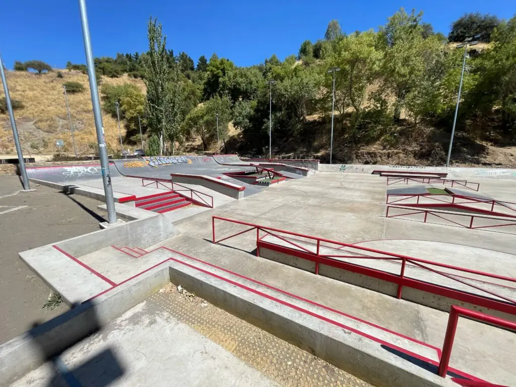 Denuncian falta de mantención y abandono del skatepark de Curicó