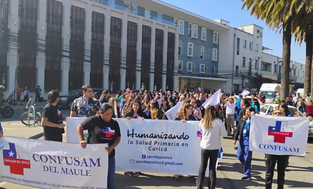 Funcionarios de la salud primaria marcharon por Curicó en segundo día del paro nacional