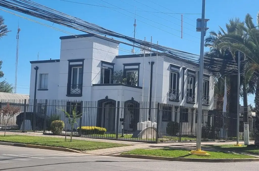 Críticas por sueldo de asesor de alcalde de Teno: Gana más de $53 millones anuales
