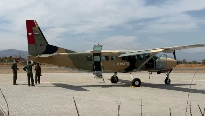 Inesperado aterrizaje de avión militar generó expectación en aeródromo de Curicó