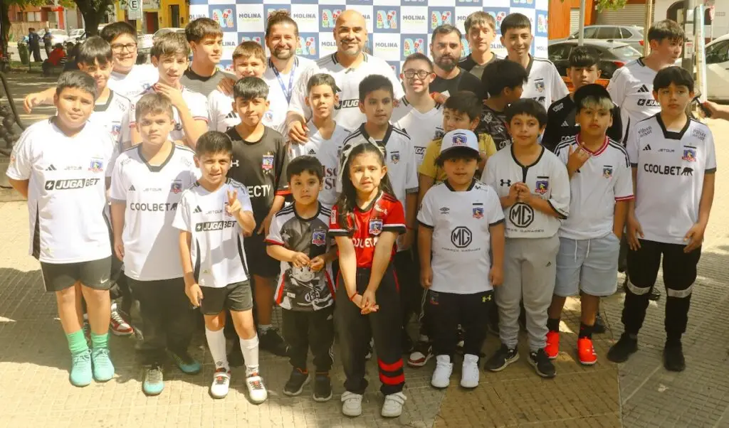Molina se viste de gala: Colo-Colo de Todos los Tiempos llega al estadio municipal