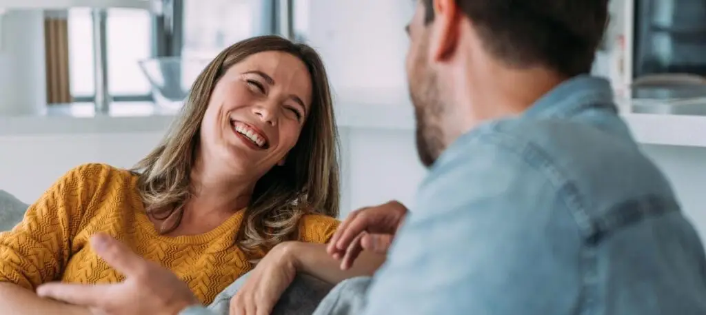Según estudio las mujeres dicen 3 mil palabras más por día que los hombres