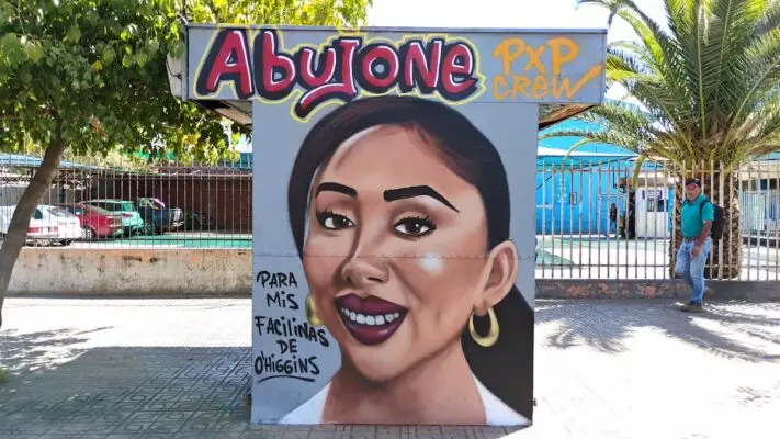 El “Abujón” retrató a “Naya Fácil” en kiosco de avenida O`Higgins de Curicó
