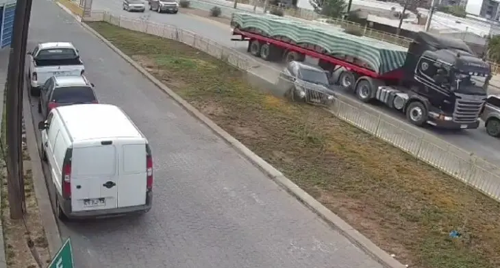 Denuncian riesgos asociados a mala construcción de barreras de seguridad en el Eje Vial Freire-Alessandri de Curicó