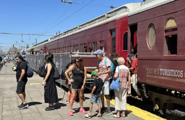 Tren del Recuerdo se viste de fiesta: Anuncia viajes especiales a las Vendimias de Curicó, San Antonio y Aconcagua
