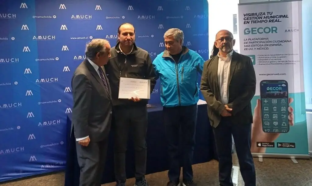 Curicano recibe reconocimiento de la Asociación de Municipalidades de Chile
