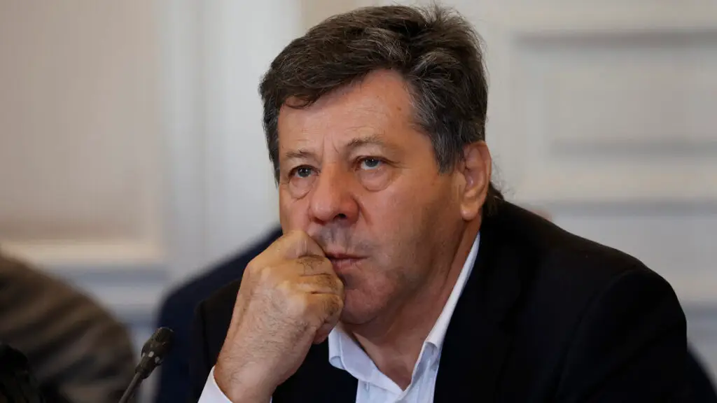 Reportaje de CHV afirma que senador Castro debe $29 millones por contribuciones impagas