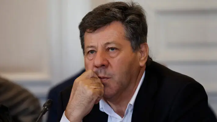Reportaje de CHV afirma que senador Castro debe $29 millones por contribuciones impagas