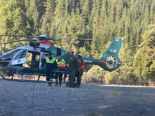 Carabineros rescata exitosamente a personas que cayó por una quebrada en la cordillera de Linares