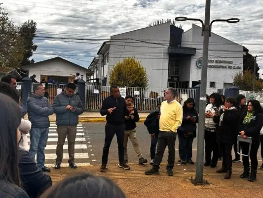 Diputado Sepúlveda se reúne con la comunidad educativa por cotizaciones impagas en el Liceo Bicentenario de Río Claro