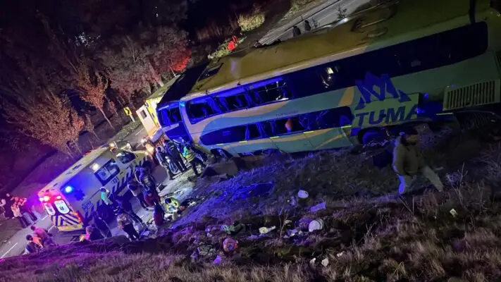 Un muerto y varios heridos deja colisión de bus de pasajeros con vehículo en Ruta 5 Sur en Curicó