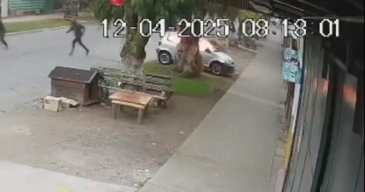 Videos clave revelan a dos autores en la quema del auto de periodista y exconcejal de Teno