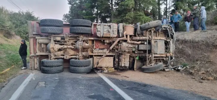 Volcamiento de camión tolva bloqueó ruta entre Curicó e Iloca en Hualañé