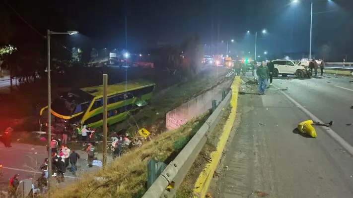 Conductor contra el tránsito causa choque frontal y volcamiento de bus con delegación escolar en Curicó: Un muerto y chofer gravemente herido