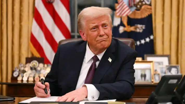 Lunes Negro: Bolsa de Santiago cae 3,35% y dólar roza los $1000 tras medidas de Trump
