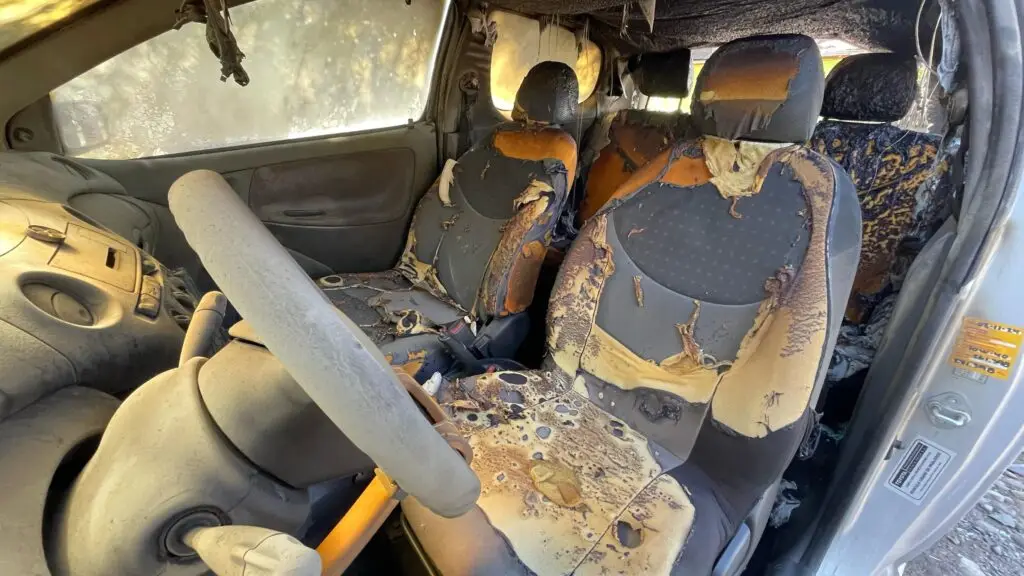 Exconcejal tenino cuestiona tipificación de delito tras ataque incendiario a su vehículo  