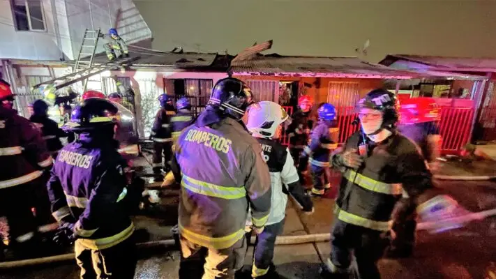 Incendio afecta dos viviendas pareadas en población Santa Fe de Curicó
