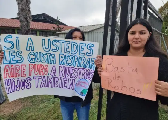 Apoderados protestan por ola de robos y malos olores en colegio de Teno