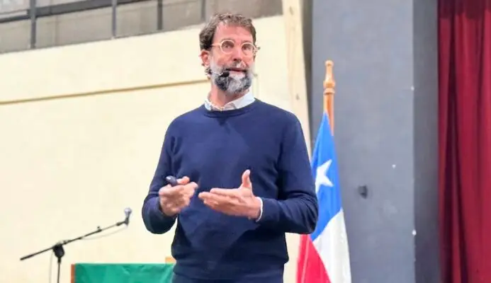 Más de 300 profesores de Molina se capacitan en prevención de violencia con experto español