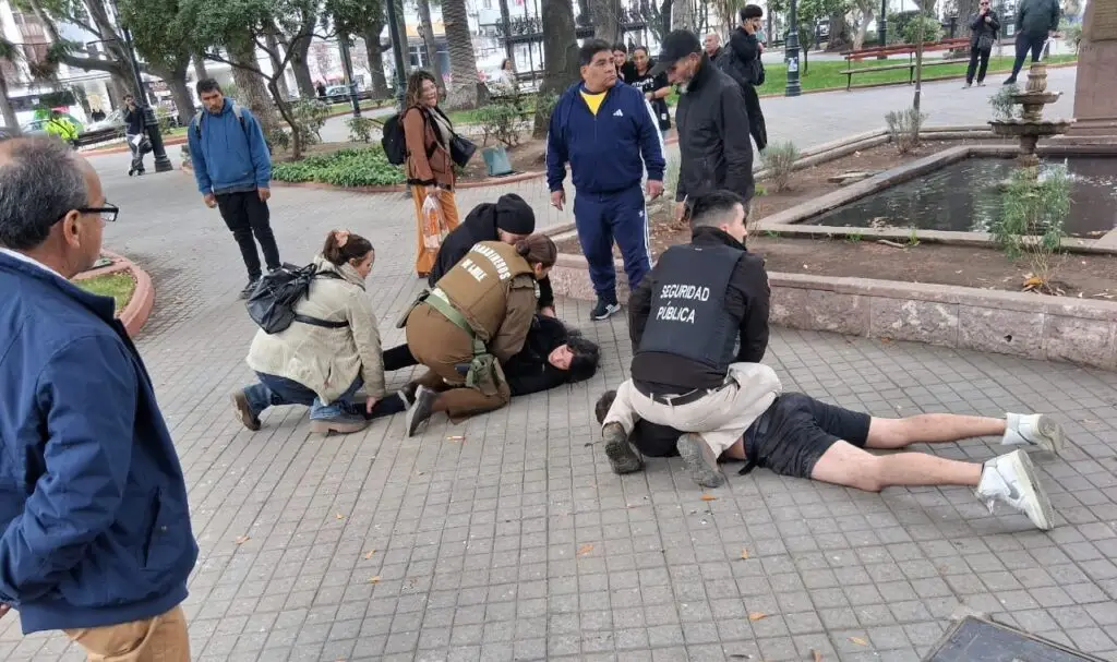 Privados de libertad quedan asaltantes detenidos en pleno centro de Curicó