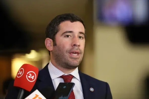 Diputado Moreno exige esclarecer destino de $800 millones para reparación de escuelas en Curicó