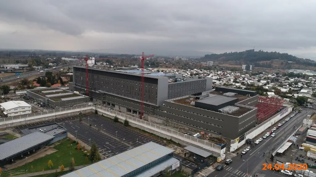 Constructora OHL demanda al Estado por perjuicios en la obra del Hospital de Curicó y busca frenar cobro de garantía